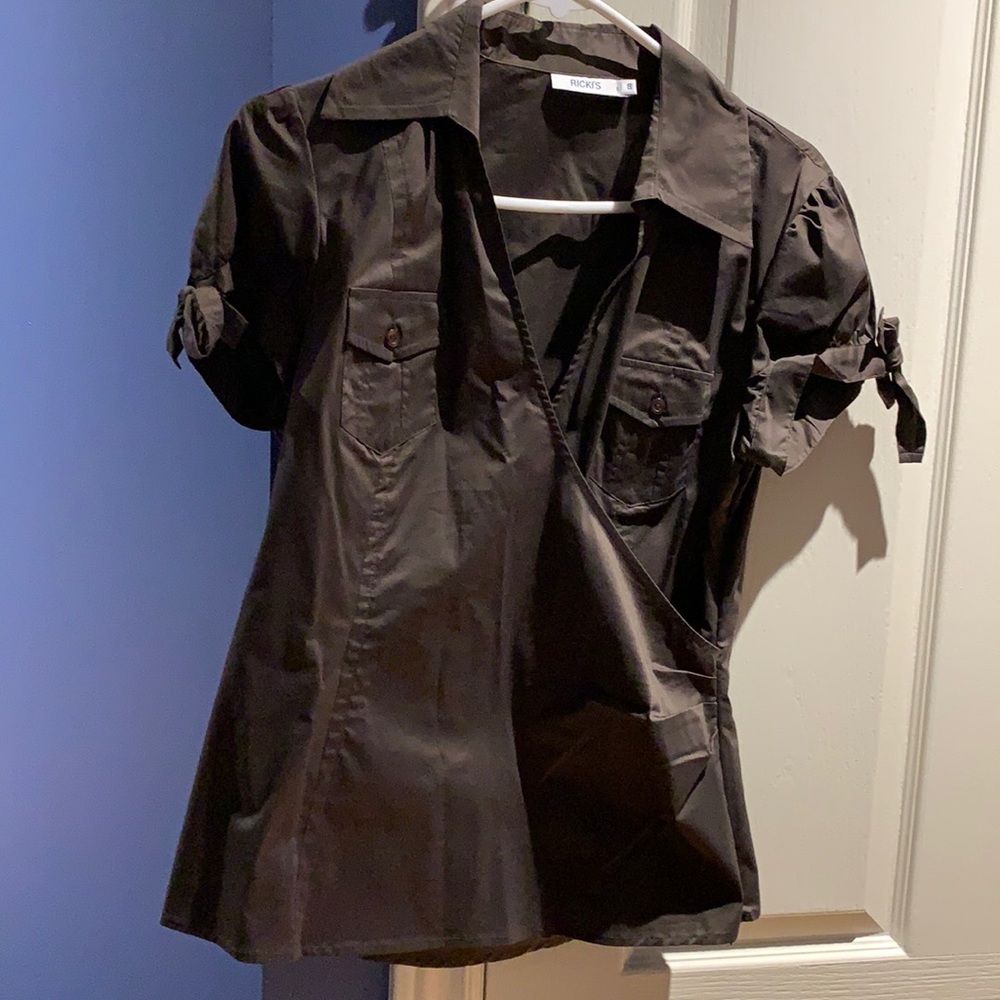 EUC Ricki’s Brown Short sleeve wrap blouse - size 8
